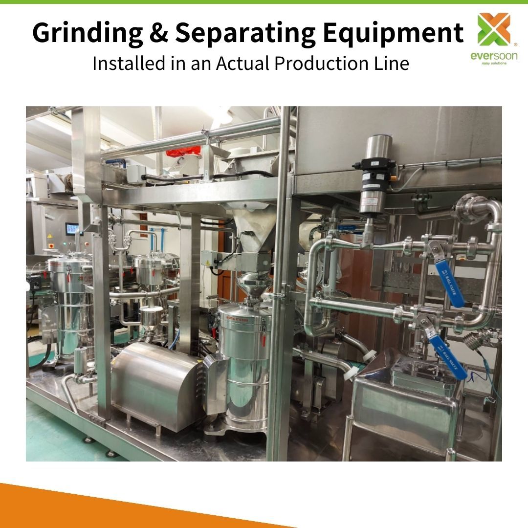 Sprzęt do mielenia i separacji zainstalowany w rzeczywistej linii produkcyjnej pokazujący działanie maszyny f1404 w fabryce klienta.