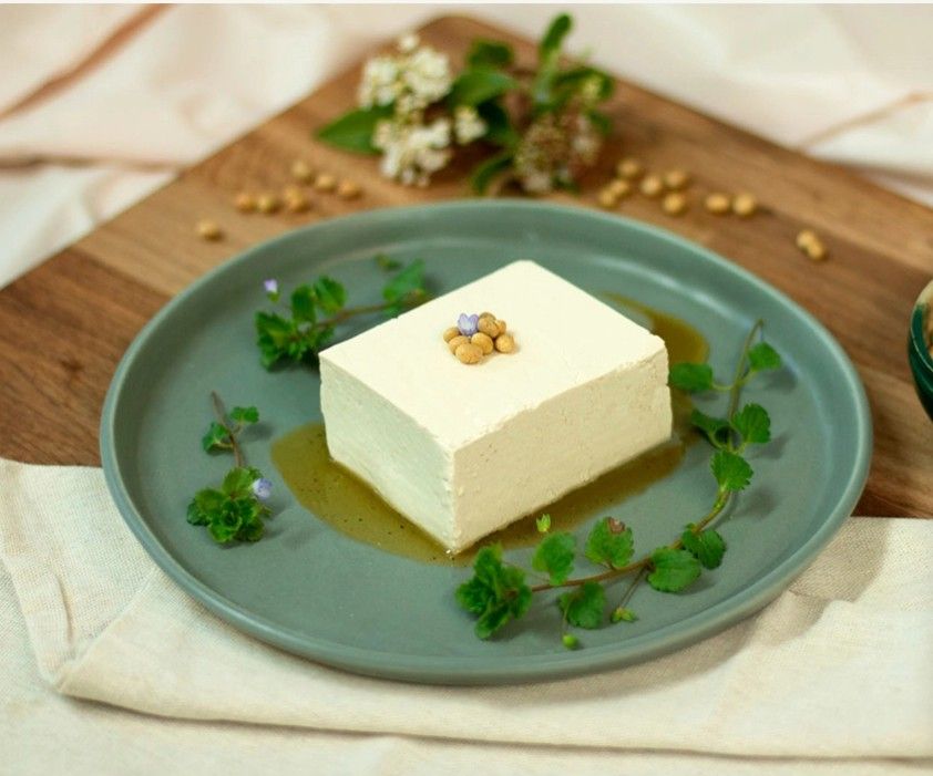 The most authentic of tofu: produced in accordance with Taiwanese tradition, it is distinguished by its freshness, melting texture and subtle soy taste tofu-du-poitou-plain-tofu